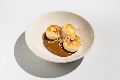 Сырники с кокосовой мисо карамелью